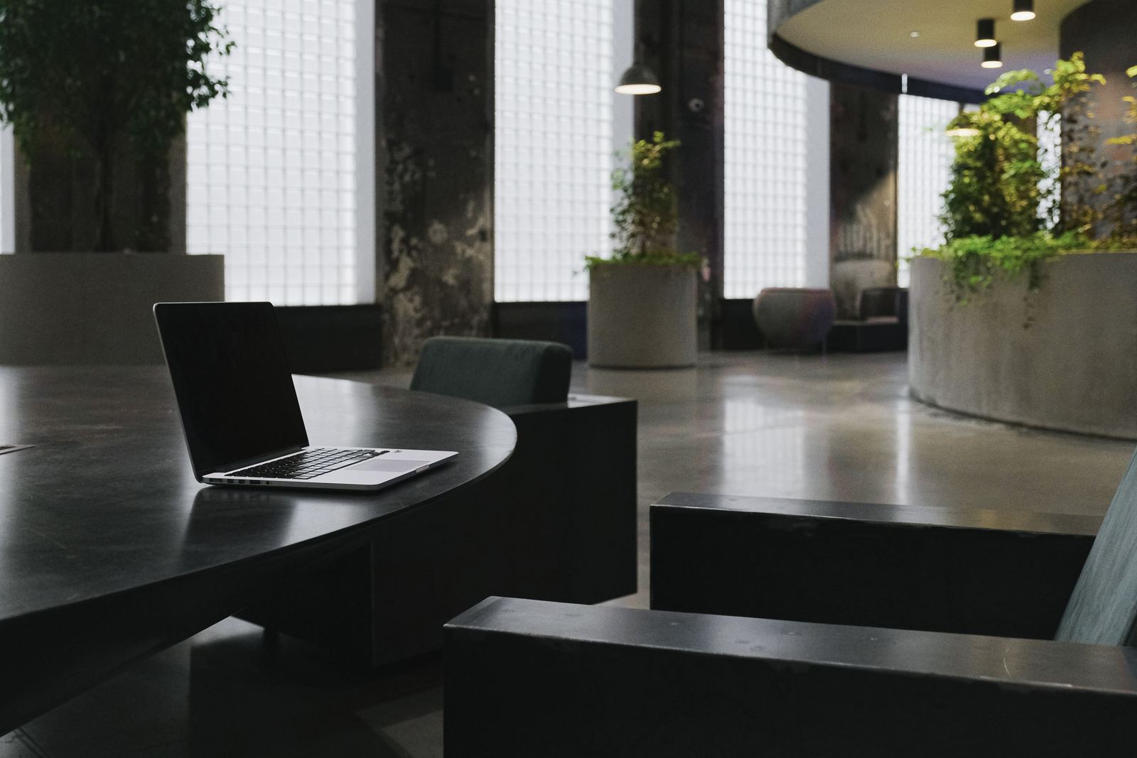 Espaço de trabalho amplo com mesas e plantas