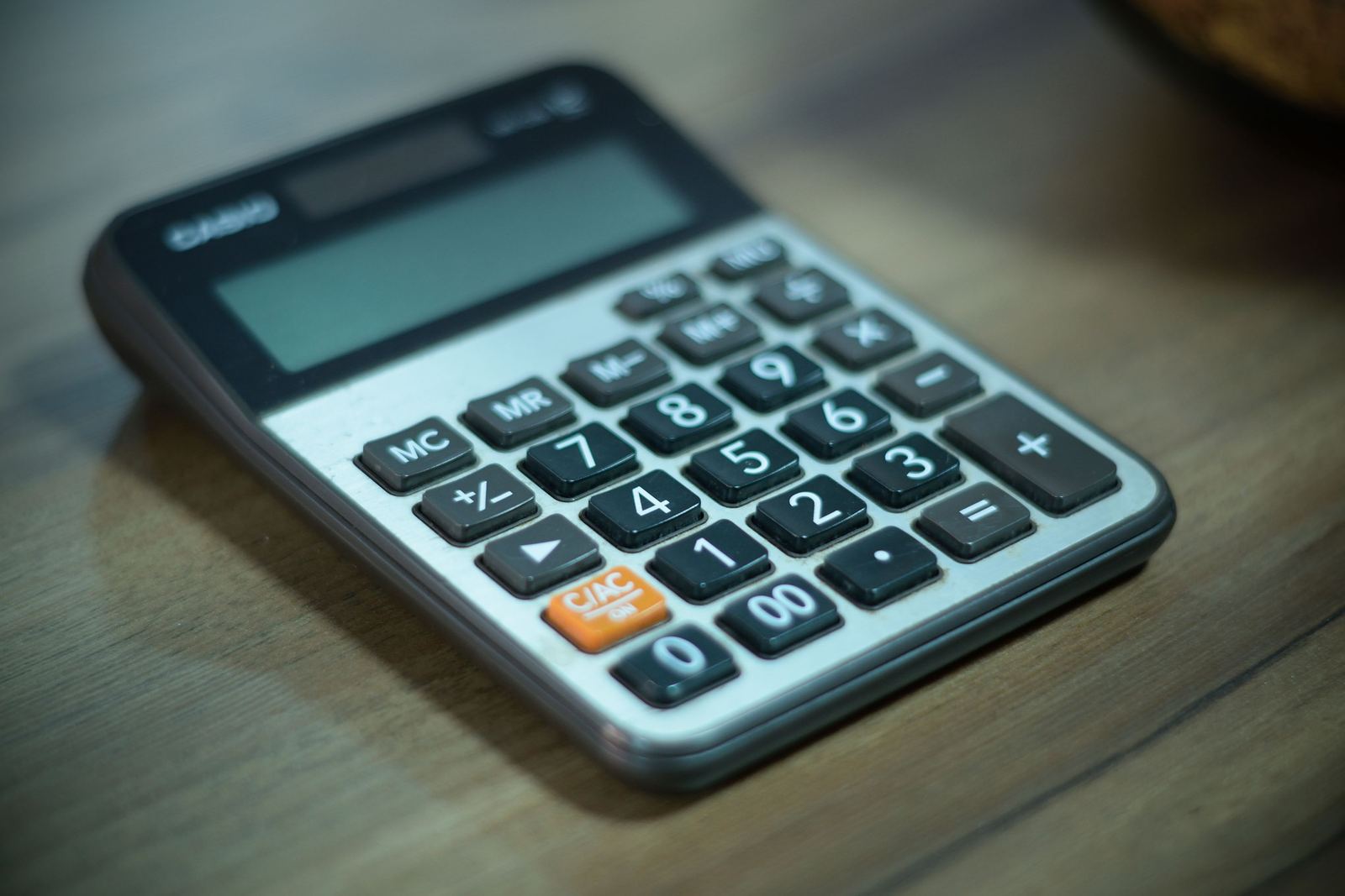 Calculadora sobre mesa de escritório
