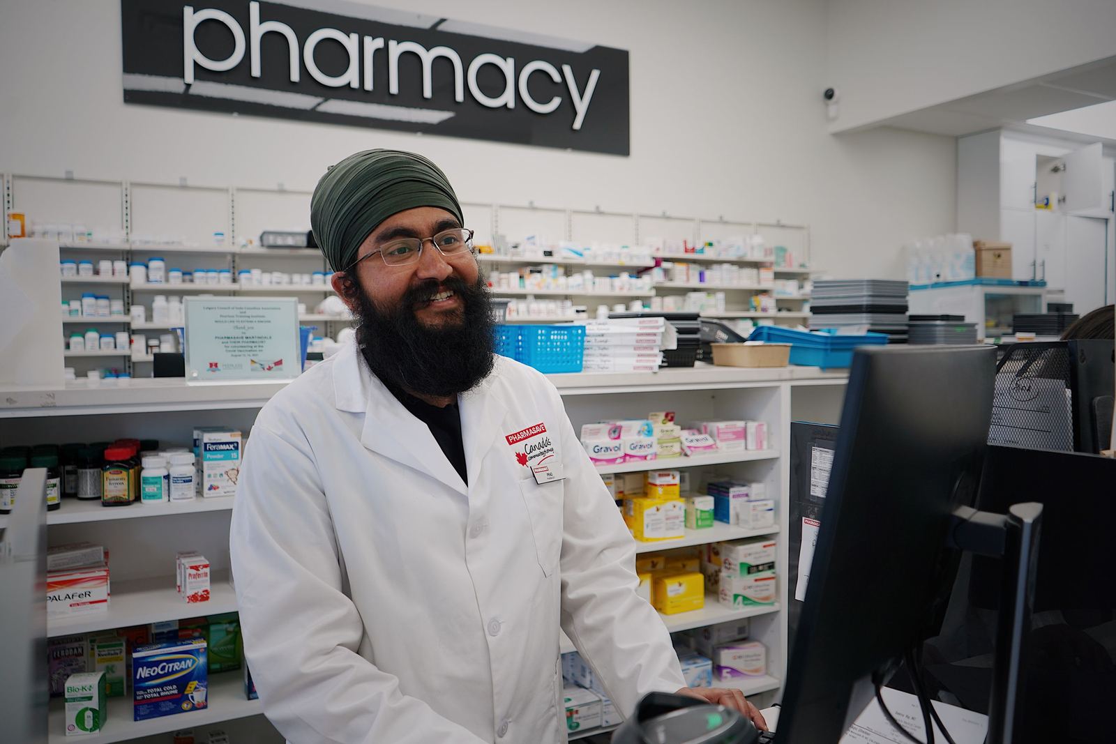 Farmacêutico organizando medicamentos em prateleira