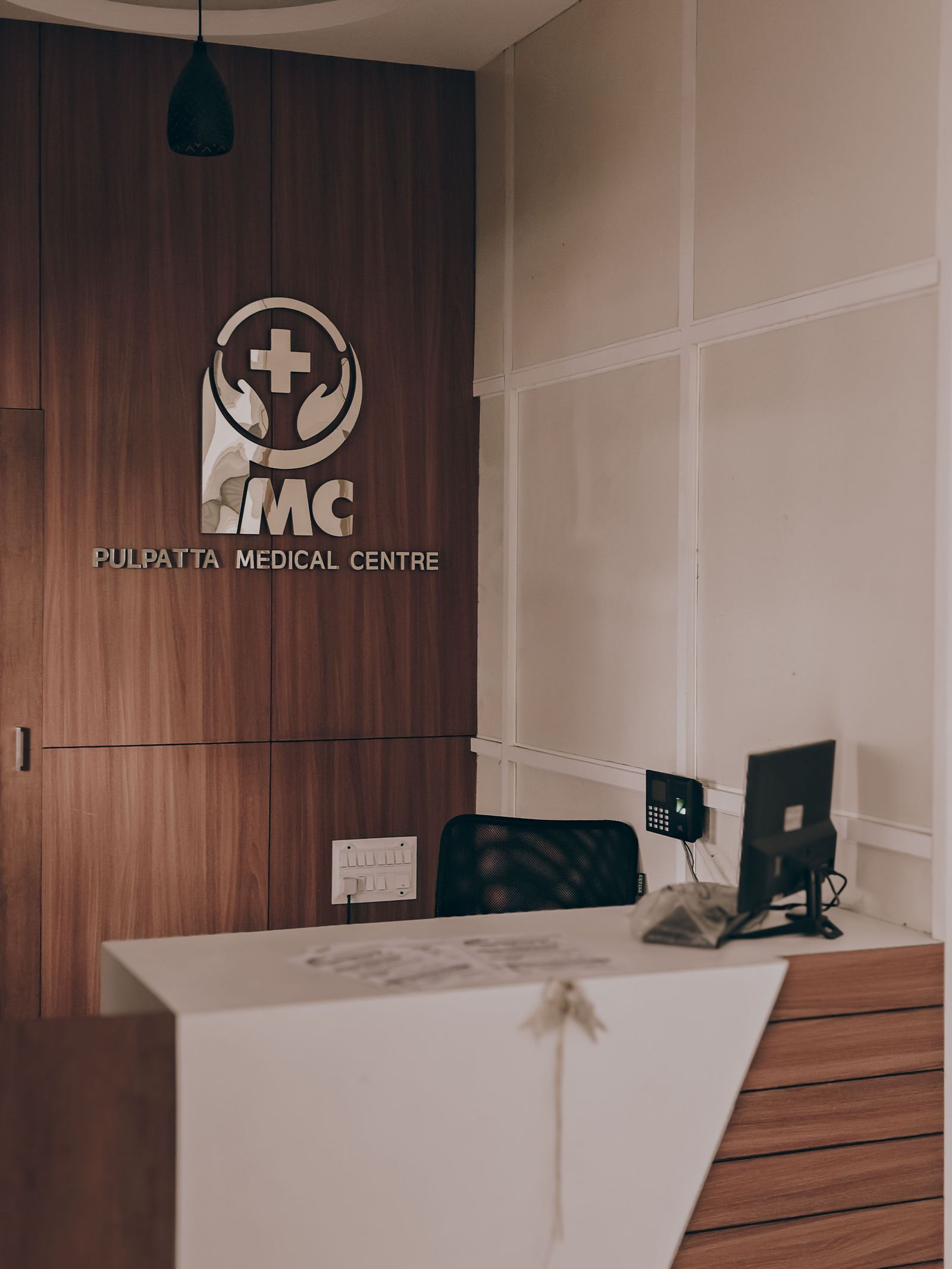 Recepção de clínica com atendimento ao paciente