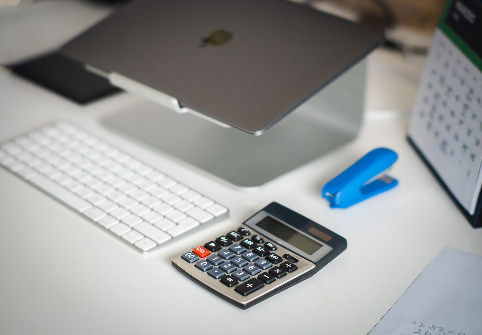 Notebook e calculadora em mesa de trabalho