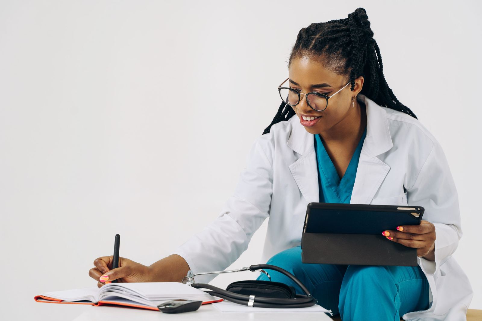 Profissional de saúde revisando documentos em um tablet