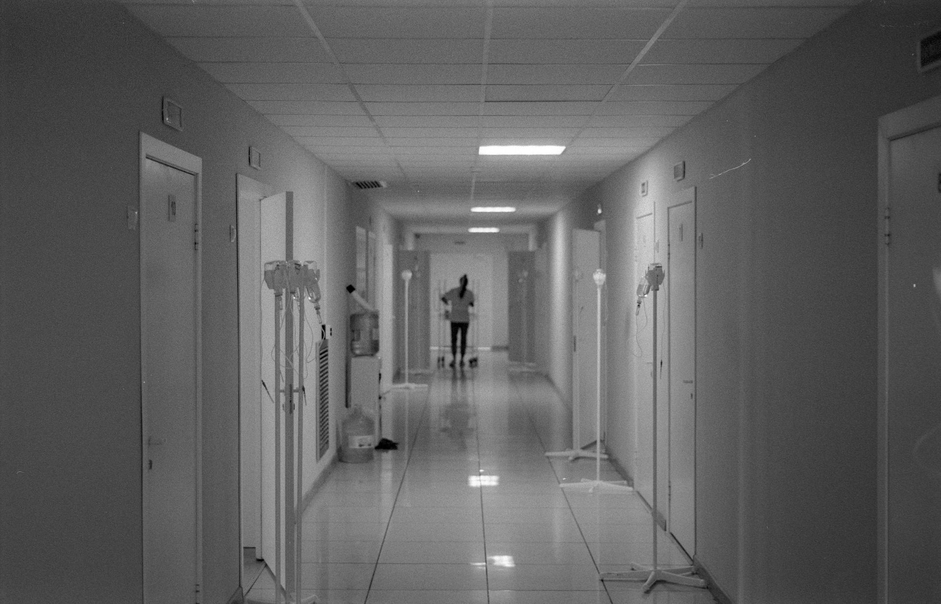 Corredor de hospital em preto e branco