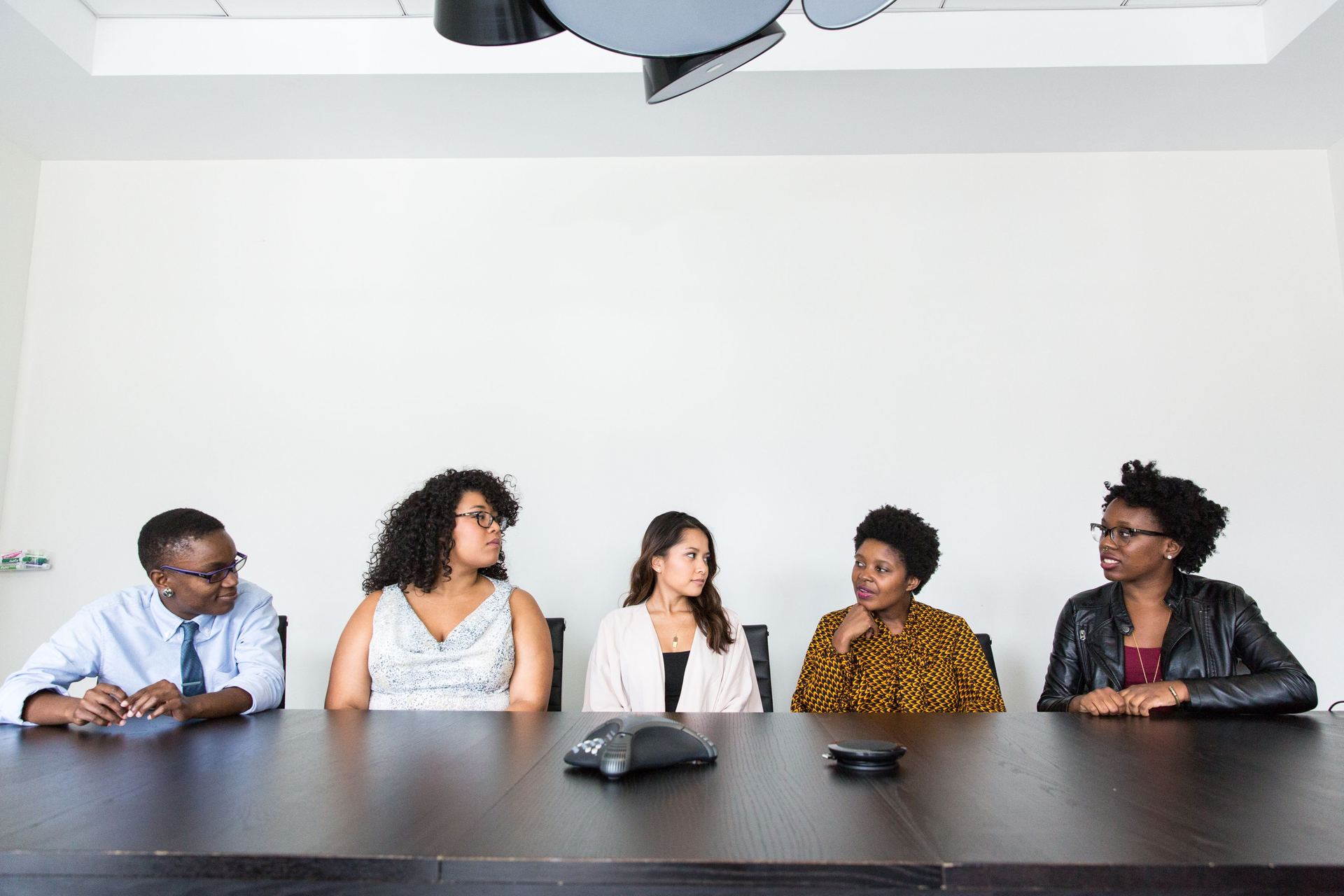 Grupo de pessoas em uma reunião de trabalho